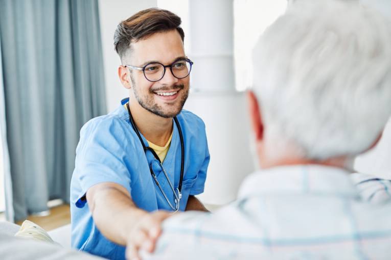 Krankenpfleger und ein älterer Herr